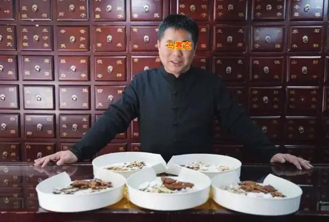 不雅聊天流出涉事医生被扒照片曝光瓦力娱乐棋牌诊所里遭侵入式猥亵：(图1)